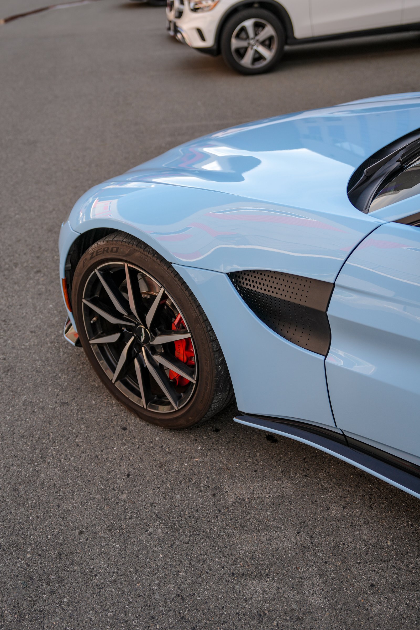 Aston Martin Vantage — Zandvoort Blue Color Change