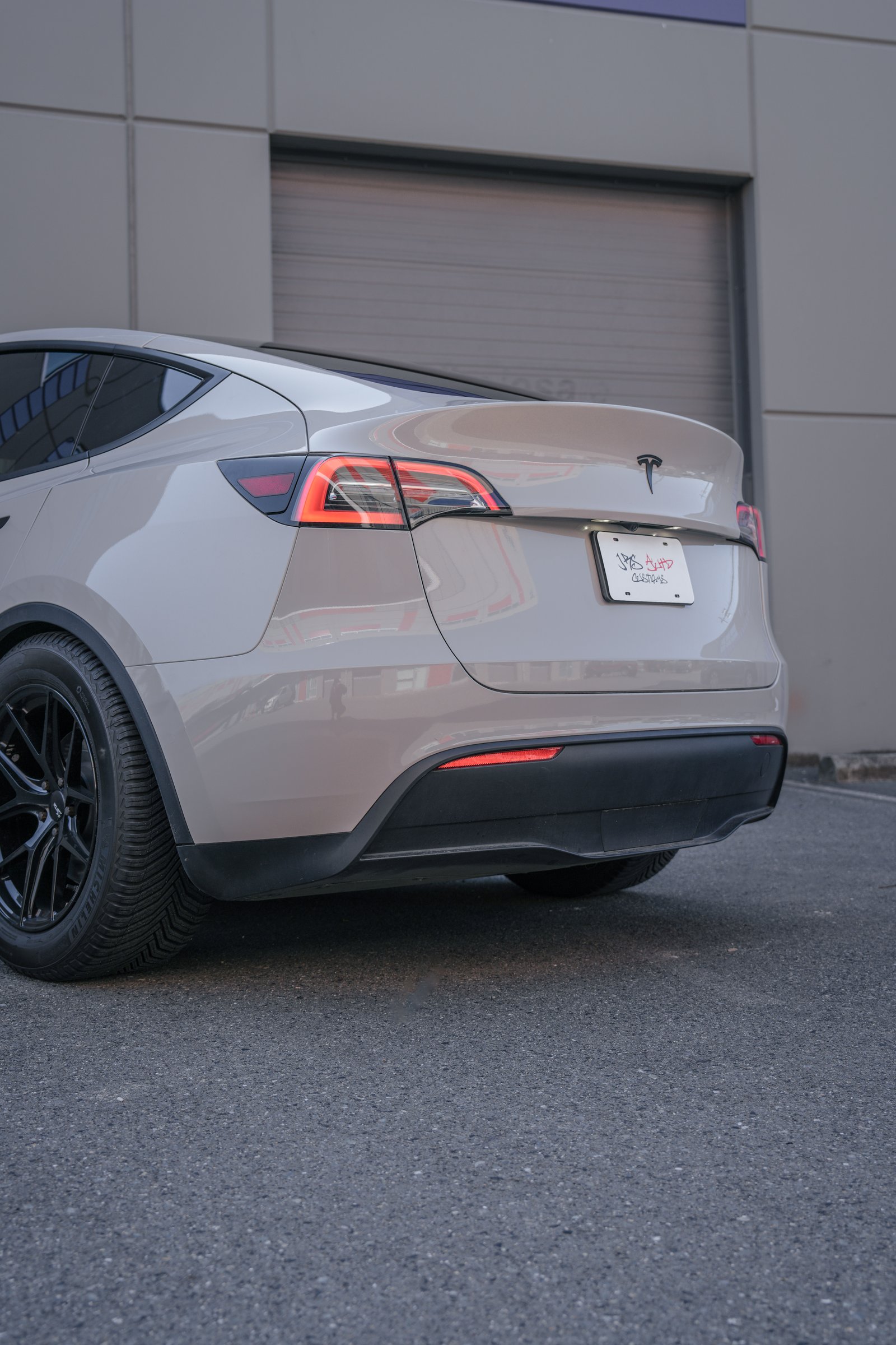 特斯拉Model Y — 亚灰改色配黑轮毂