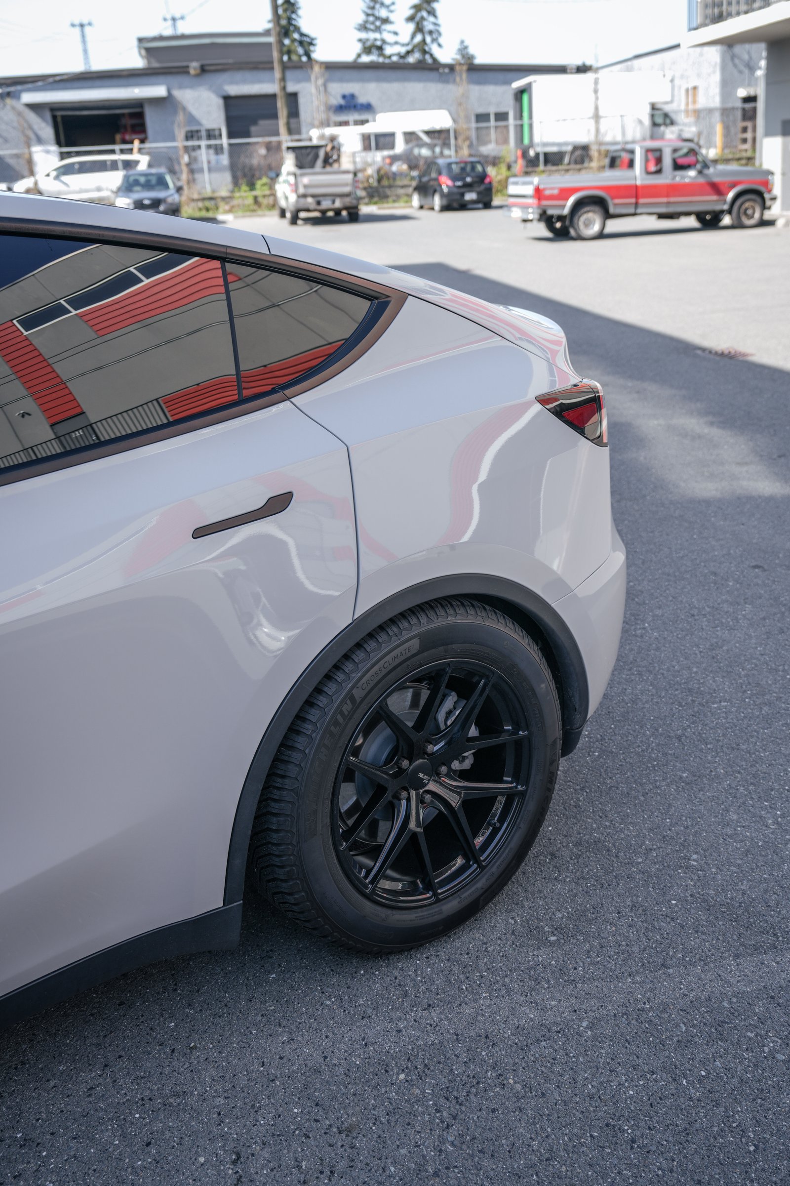 特斯拉Model Y — 亚灰改色配黑轮毂