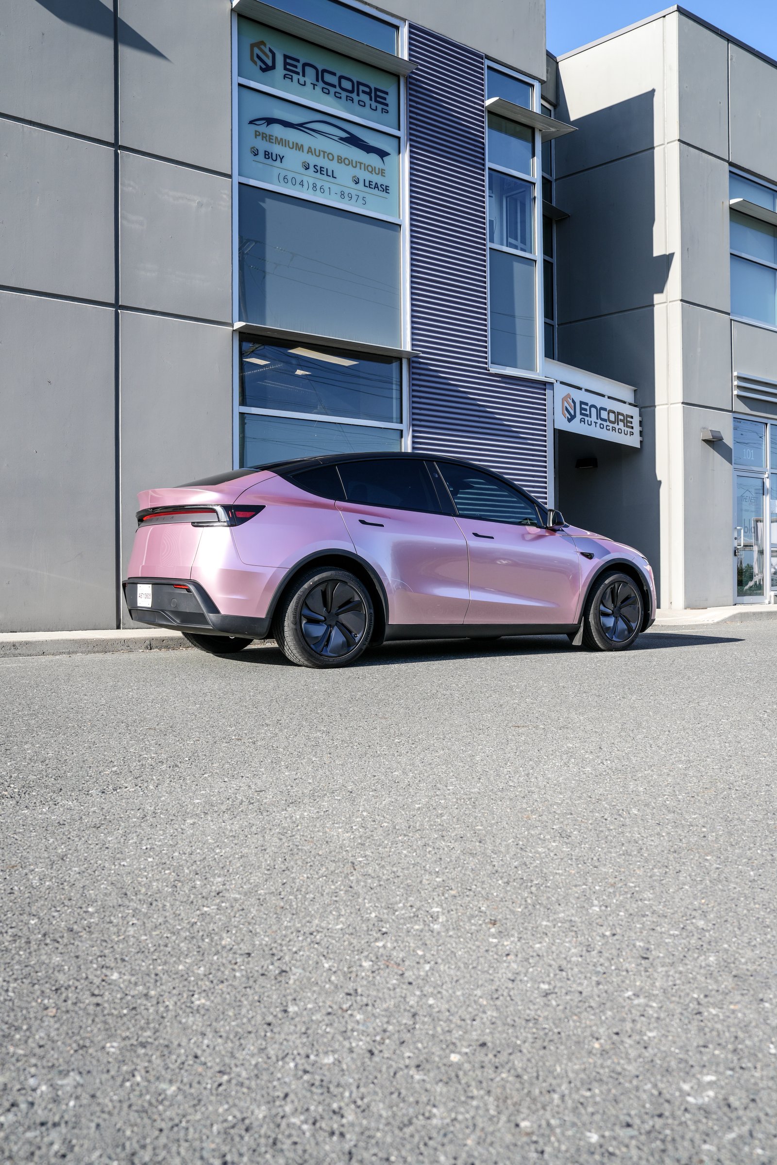 特斯拉Model Y — 激情粉改色